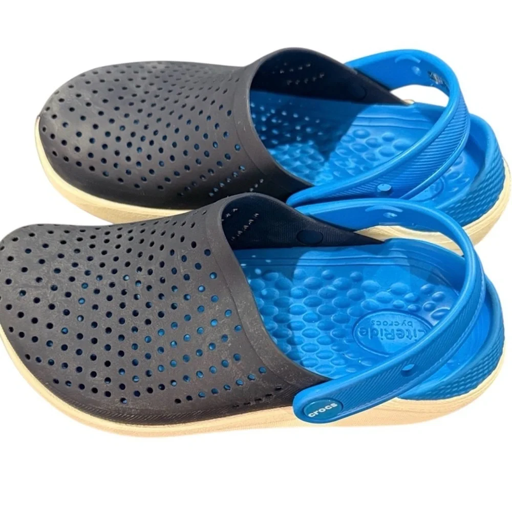 CROCS Kids Navy and Blue Water Shoes youth sz 2 barely used Lite Ride sandals